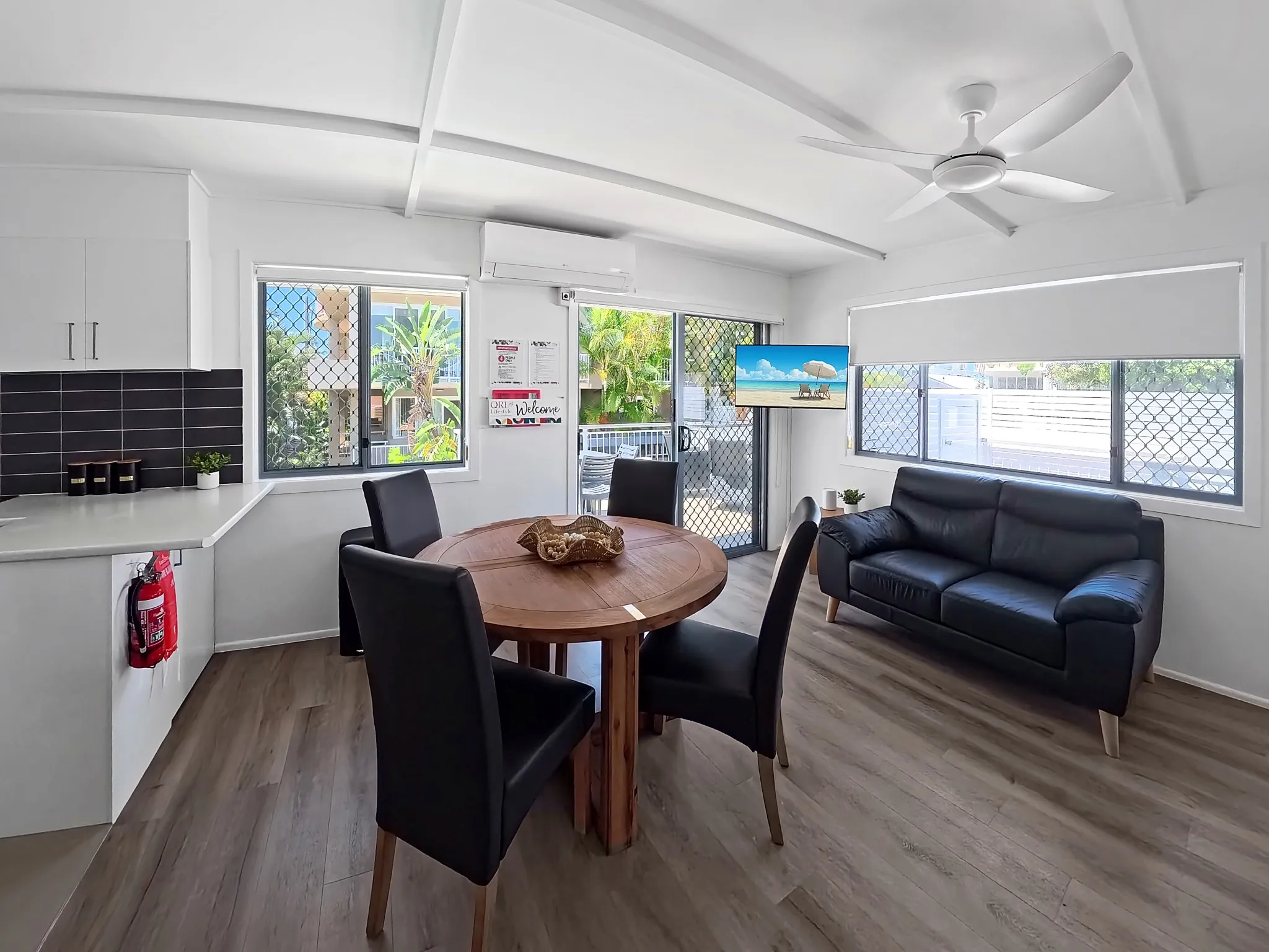 Mermaid Beach Unit 2 dining area