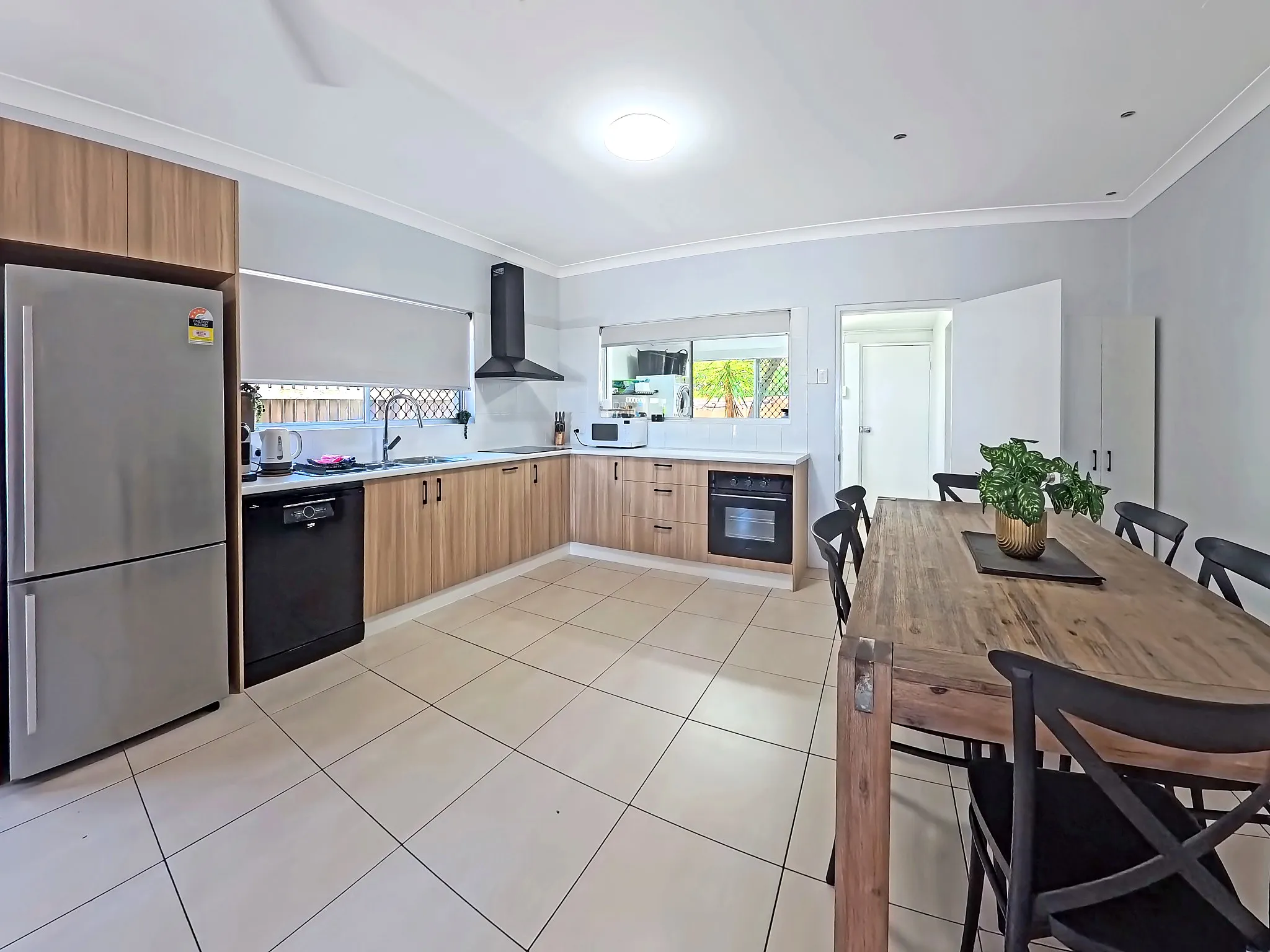 Yeppoon Unit 1 kitchen and dining area